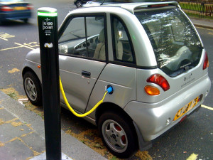 Carro-eletrico-sendo-carregado-Foto-Doctor-Popular-via-Flickr